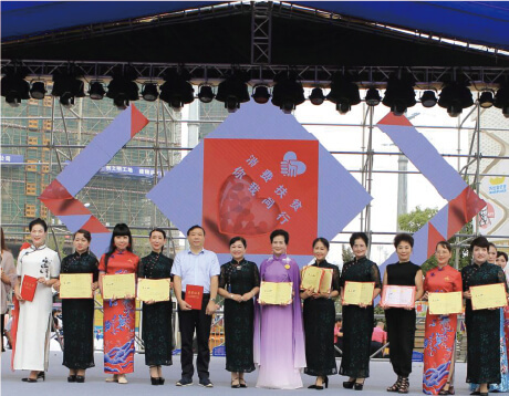  达漫电商携手全球旗袍春晚在衡阳万达广场举办“扶贫手牵手，共圆中国梦”万人助力消费扶贫大型公益活动。