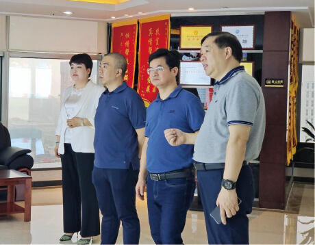  湖南科技职业技术学院副院长谭见君、艺术设计学院院长莫钧一行与达漫电商进行合作交流。