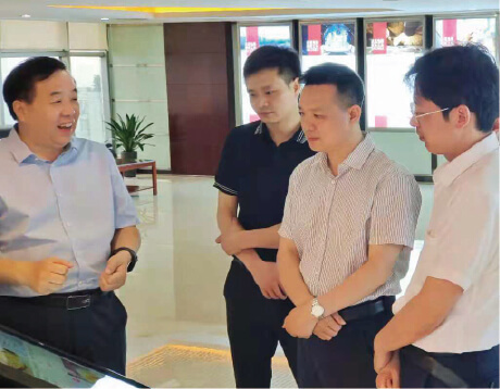  省委政研室二级巡视员蒋勇军一行对达漫电商进行考察。