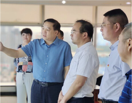  湖南省工商联副主席漆平波、社会发展处处长罗江天一行对达漫电商的消费帮扶工作开展情况进行指导。