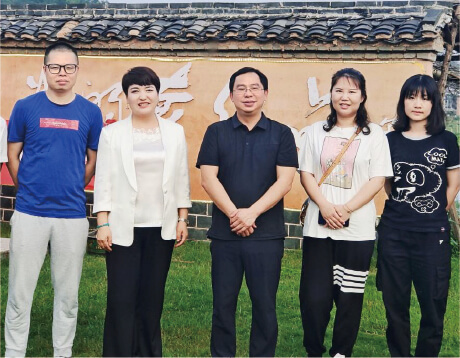  达漫电商与湖南科技职院对南岳黄桃进行免费包装设计和推广，区委办主任徐洪松一行陪同。