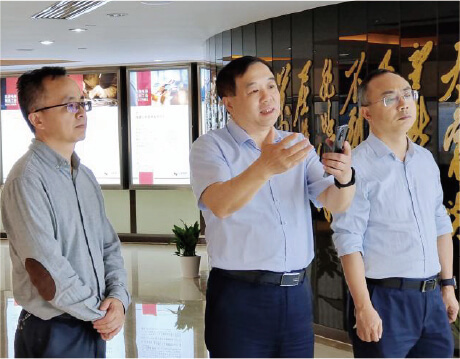  湖南省总工会宣教网信部部长许波一行考察达漫电商工会普惠平台建设情况。